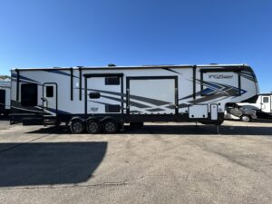 2021 Fuzion Toy Hauler 424