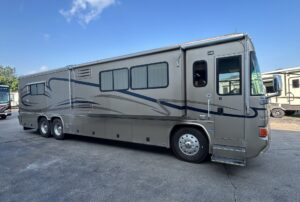 2002 COUNTRY COACH ALLURE  330hp Tag 40 Triple Slide