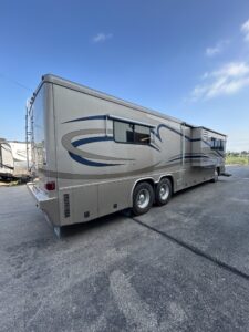 2002 COUNTRY COACH ALLURE  330hp Tag 40 Triple Slide