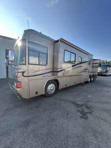 2002 COUNTRY COACH ALLURE  330hp Tag 40 Triple Slide