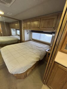 2002 COUNTRY COACH ALLURE  330hp Tag 40 Triple Slide
