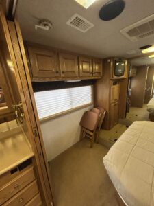 2002 COUNTRY COACH ALLURE  330hp Tag 40 Triple Slide